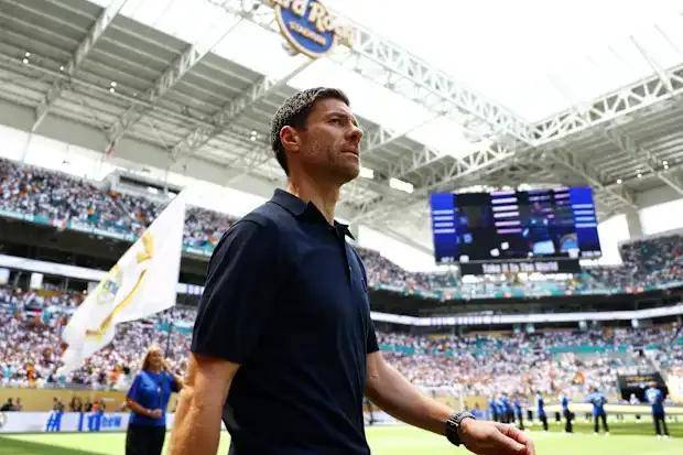 皇马夏窗疯狂烧钱！曝1.45亿双星离队，锁定1.3亿后腰+两大强援！